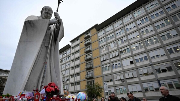 El Papa presenta una leve mejoría, pero continúa en estado crítico