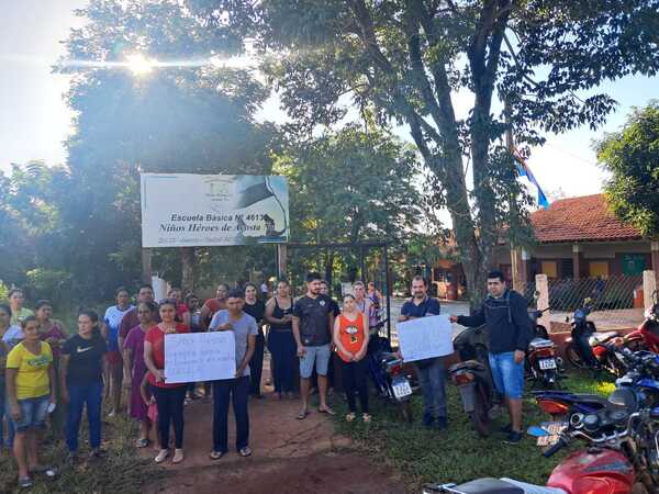 Padres toman escuela en km 12 y anuncian que no aflojarán - La Clave