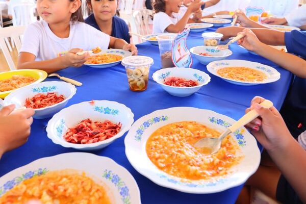 Peña inaugura la universalización de "Hambre Cero" beneficiando a 980,000 estudiantes - El Trueno
