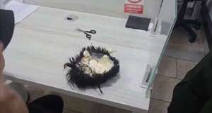Video: detienen a un hombre en el aeropuerto de Colombia con una narcopeluca - Mundo - ABC Color