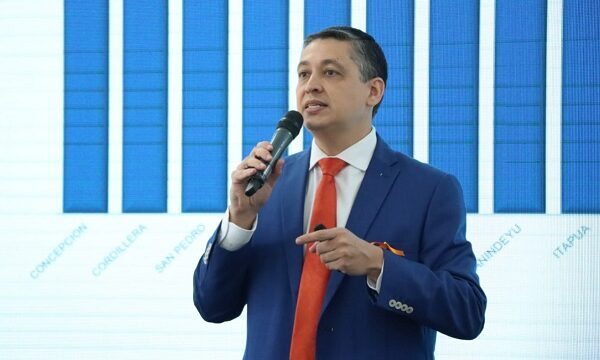 Director del INE contradice sus propias declaraciones sobre horario laboral del hijo de Yamy Nal