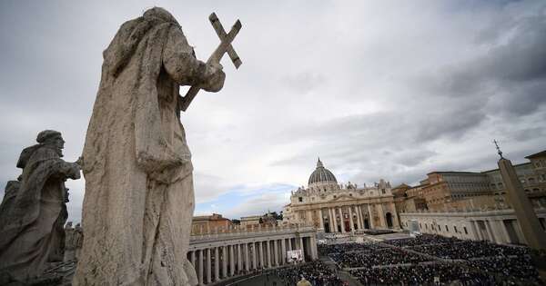 La Nación / El último parte del Vaticano informa que el papa sigue en estado crítico, pero estable