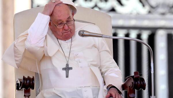 El papa Francisco sigue "crítico pero estable"