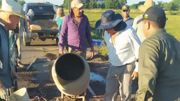 Vecinos reparan ruta ante nula respuesta del MOPC