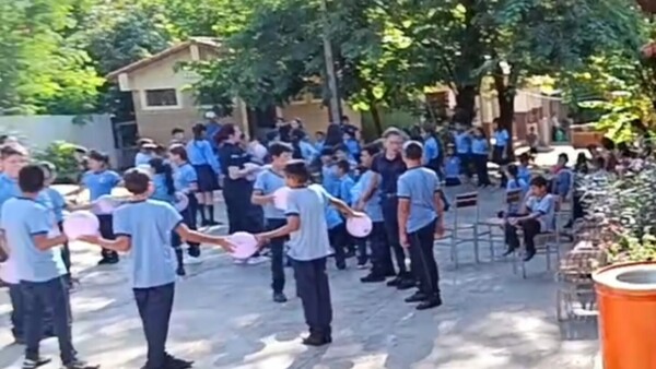 Padres toman una escuela exigiendo habilitación de séptimo grado en CDE