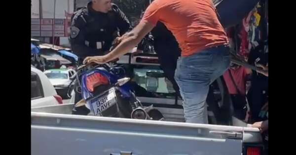 Diario HOY | Motociclista pega a agentes de tránsito en Ciudad del Este