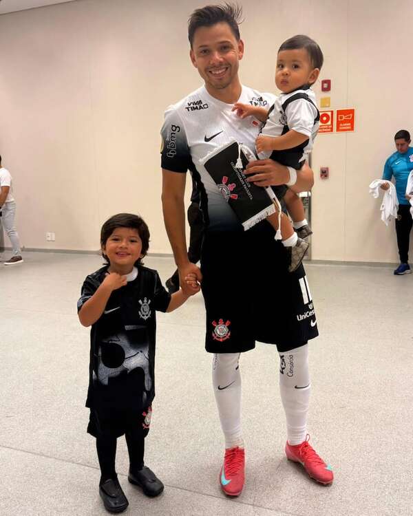 Ángel Romero ingresó por primera vez con sus dos hijos al campo de juego: “¡Muy feliz!” - Gente - ABC Color