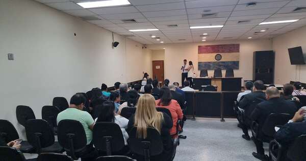 La Nación / Se suspendió la audiencia preliminar de 21 acusados que por dinero ofrecían cargos en el IPS