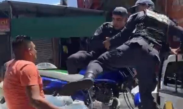 «Patadas van, patadas vienen» entre motociclista y agentes de PMT