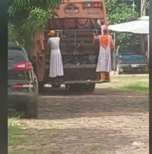 (VIDEO)Recolectores de basura salieron con vestidos a alegrar al rollo