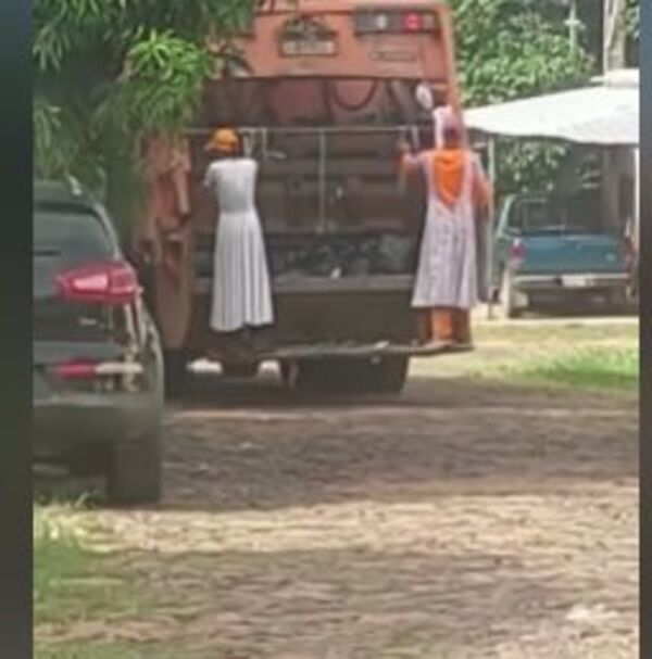 (VIDEO)Recolectores de basura salieron con vestidos a alegrar al rollo