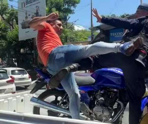 Video: hombre intentó recuperar a puños y patadas su moto incautada por la PMT de Ciudad del Este - ABC en el Este - ABC Color