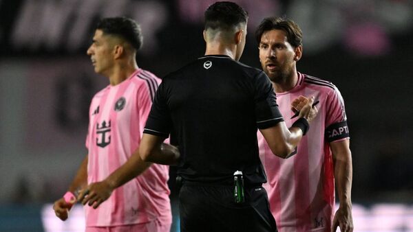 Messi y Suárez, multados por la MLS por agarrar a rivales por el cuello