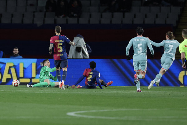Versus / En un partidazo, Atlético y Barcelona igualan por la Copa del Rey