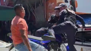 Video: Motociclista y agentes de tránsitos se toman a golpes sobre patrullera en movimiento en CDE