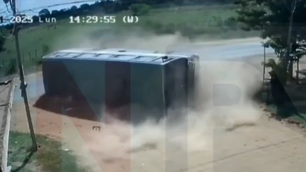 Video: Colectivo casi choca a motociclista y termina volcando en Limpio