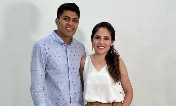 “No me quemes”, le dice Robert Rojas a su esposa que mostró el primer regalo que él le dio