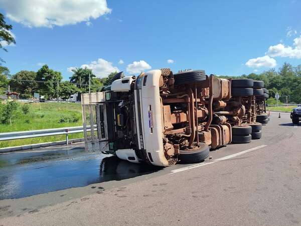 Caacupé: vuelco de camión causó susto y daños materiales - Nacionales - ABC Color