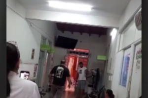 Paciente bloqueó puerta del hospital tras larga espera - SNT