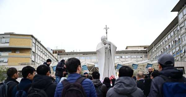 La Nación / El papa Francisco sigue en estado “crítico pero estable”, informaron