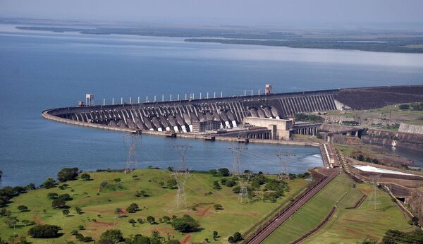 Ejecutan monitoreo ambiental de la planta solar flotante en embalse de Itaipu - .::Agencia IP::.