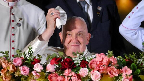 El papa Francisco pasa otra noche tranquila y sigue descansando dentro de un cuadro crítico