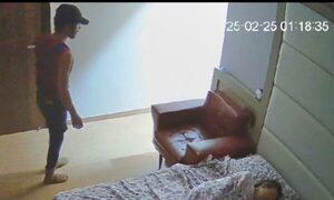 (Video) Ladrón se paseó como Juan en su casa por la casa mientras doña dormía