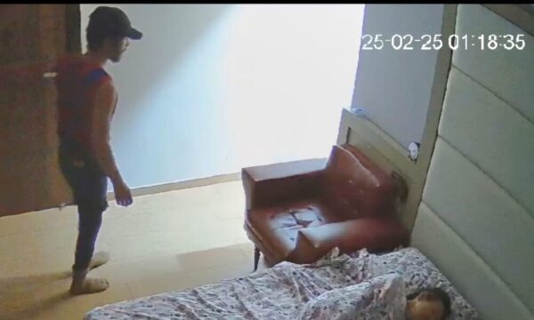 (Video) Ladrón se paseó como Juan en su casa por la casa mientras doña dormía
