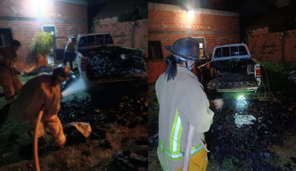 Incendio vehicular en María Auxiliadora: camioneta con carga de carbón sufrió daños