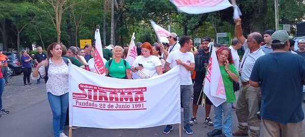 Funcionarios municipales protestan contra ley de servicio civil y anuncian acción legal - Nacionales - ABC Color