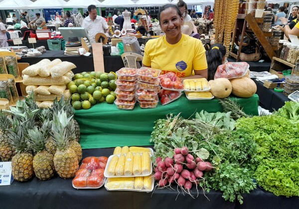 Familias de Central y Bajo Chaco ofertan productos sin intermediarios en el Multiplaza - .::Agencia IP::.