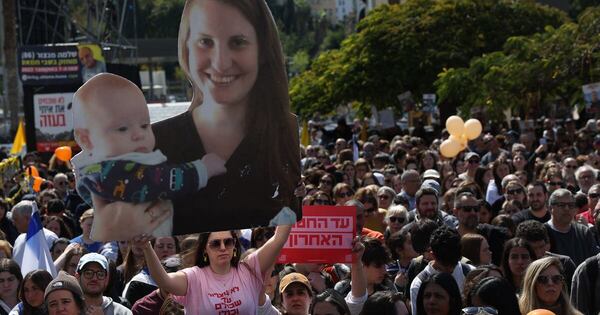 La Nación / Una multitud despidió a Shiri Bibas y a sus hijos en Israel