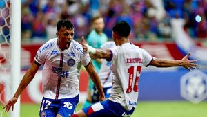 Bahía golea a The Strongest y avanza a la tercera fase