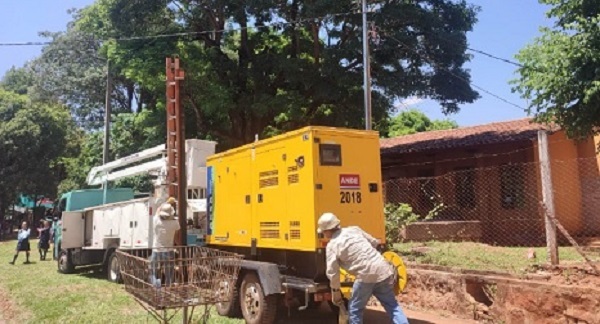 ANDE instaló generador solo durante visita de Peña y luego dejó sin luz a la escuela - Noticiero Paraguay