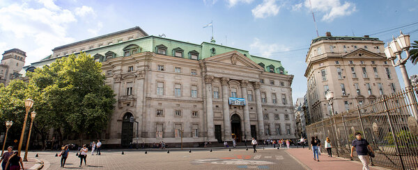 Justicia argentina suspende la transformaci贸n del Banco de la Naci贸n en sociedad an贸nima