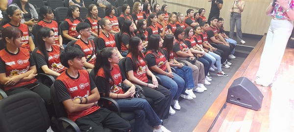 UNAE otorga 40 becas a jóvenes destacados del programa Beca Alumno 5
