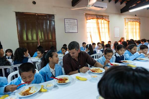 Universalización del almuerzo escolar: El Programa “Hambre Cero” cubrirá los 263 distritos del país
