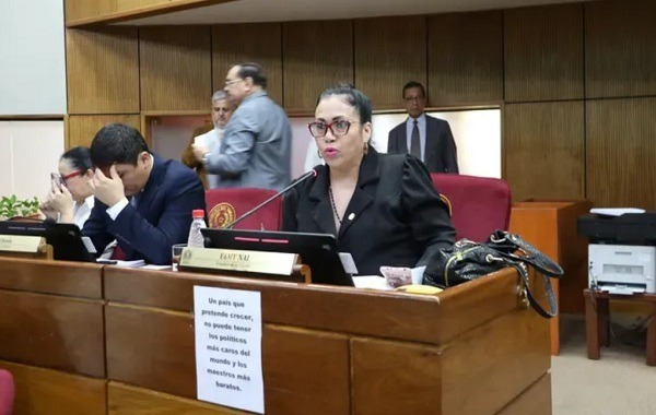 Senadora asegura que es coaccionada por la prensa - Portal Digital Cáritas Universidad Católica