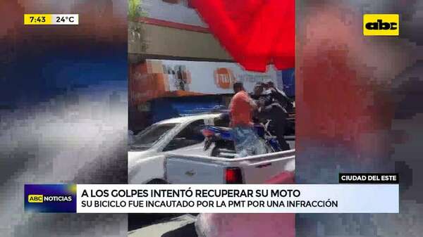 Ciudad del Este: a los golpes intentó recuperar su moto incautada por la PMT - ABC TV - ABC Color