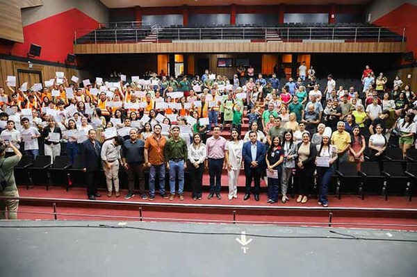 Gobernación de Alto Paraná realizó evento de clausura de Cursos de Verano en el Centro Cultural Mangoré | DIARIO PRIMERA PLANA