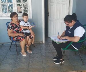 Brigada de salud realiza actualización de vacunas en niños de Presidente Franco