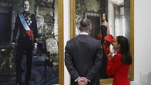 Los reyes de España contemplan sus retratos ante su autora, la fotógrafa Annie Leibovitz