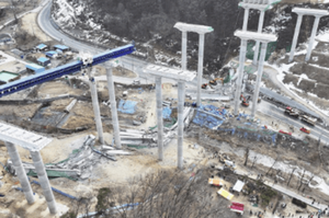 PUENTE COLAPSA EN KOREA Y MUEREN 4 TRABAJADORES