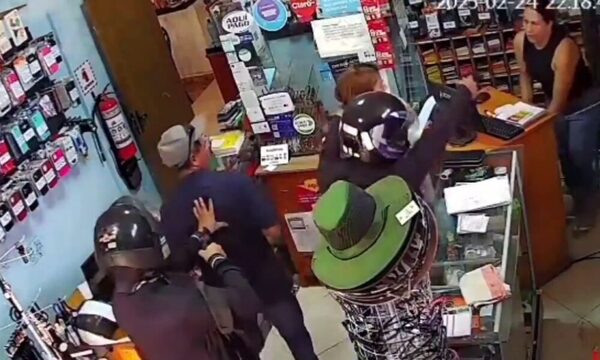 (Video) Motocas perpetraron violento asalto y se llevaron celulares en Yby Yaú