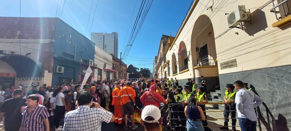 Funcionarios municipales protestan contra remate de bienes