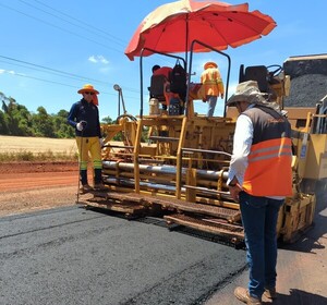 Avance de pavimentación asfáltica del tramo Cruce Kimex - Kressburgo mejorará conectividad en la región - .::Agencia IP::.