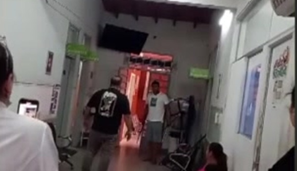 Paciente molesto amenazó a médicos tras larga espera - SNT