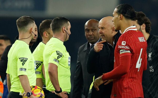 Versus / DT de Liverpool suspendido dos partidos por comportamiento contra Everton