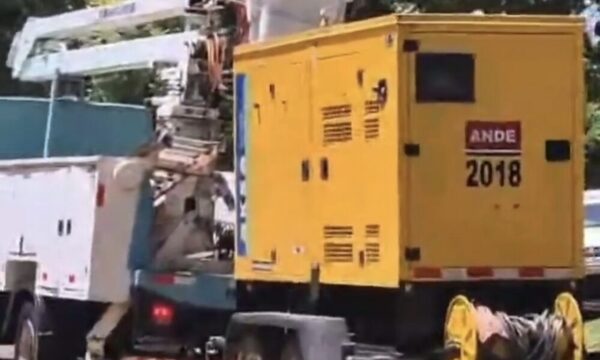 Instalaron generador eléctrico para la visita de Peña en una escuela, pero lo retiraron apenas se fue