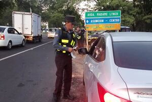 Multan a conductores por adelantamiento en Ñu Guasu •